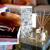Quelques livres bien choisis sur la table 😉📖, un soupçon de fleur de poirier dans l’air 🌿… Et soudain, le quotidien prend des allures de roman ❤️. Offrez ce doux plaisir à vos mamans ! 

Les fragrances ✨ Love In St Rémy sont disponibles à St Rémy dans la jolie boutique @lescomptoirsdesalpilles et sur notre site internet www.loveinstremy.com.

✨ Livraison Colissimo en France et partout dans le monde (ou presque) & livraison à domicile dans les Alpilles offerte (≤15 km autour de St Rémy).
-
-
-
Photos : @thierryteisseire 
-
#quandonaime #leplusbeaucadeau #bientotlafetedesmeres #bonnefetemaman #senteursdélicates #laetitiadeluca #roman #lamouretautresmensonges #robertlaffont #lavie #vintage #nightout #couplephoto #couverturedelivre #jeanloupsieff  #desbougiesetdeslivres #diffuseurdeparfum #bougieparfumée #fleurdepoirier #vergersfleuris #fragrances #madeinfrance #madeinprovence #naturalscents @laetitialabrunedeluca