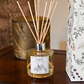 Diffuser un parfum, 🍂🌙 faire varier son intensité, tout le plaisir des parfums d'intérieurs à bâtonnets.🧡 Et vous, quel est votre rituel pour créer une ambiance parfumée ? Partagez vos secrets olfactifs avec nous ! 
#ParfumsInterieurs #AmbianceOlfactive #DiffuseurdeParfum

Crédit 📸 @thierryteisseire 

#loveinstremy #secretsparfumés #homescents #parfumdinteieur #laboheme #senteursdeprovence #emotions #fragrances #saintremydeprovence #parfumdegrasse #ideecadeau #provence #madeinprovence #madeinfrance #marqueengagée #bougiesnaturelles #reefdiffuser
