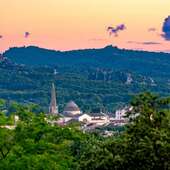 C’est ici que tout a commencé. ✨❤️💫
Saint-Rémy… les pierres chaudes sous les doigts, la lumière qui flirte avec les ruelles, le souffle de la Provence qui fait battre le cœur un peu plus fort.

Une inspiration quotidienne, unique.🙏
-
-
-
Crédit 📷 : @thierryteisseire
-
-
#saintremydeprovence #provencelife #lesalpilles #vivreenprovence #cartepostale