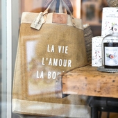 Un long week-end 🐇🐣🌷 de Pâques en perspective ! 
L'occasion de créer des souvenirs printanniers, de se retrouver en famille, de se faire plaisir. 🦋🐝🌸
La bonne nouvelle : La boutique sera ouverte Dimanche & Lundi de Pâques et tous les jours qui suivront !

𝑳𝒐𝒗𝒆 𝑰𝒏 𝑺𝒕 𝑹é𝒎𝒚
Rue de la commune
Saint-Rémy-de-Provence
-
-
Photos @capsule_agence
-
#pâques #boutique #eather #saintremydeprovence #loveinstremy #elsalenthal #nilaiparis #lolivierdeleos #bougiesparfumées #senteursdeprovence #madeinfrance #athenticproducts #southoffrance #lesalpilles #savoirfaire #papeterie #fragrances #creatrices #createurs #stremydeprovence #visitprovence