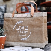 Back in stock ! 👜 Vous l’aviez dévalisé, il est de retour sur note site internet ! 
Hiver comme été, ce #marketbag est l'accessoire parfait ✨:

✔️ Pratique et élégant
✔️ Indémodable
✔️ Écoresponsable

🌱❤♻️ www.loveinstremy.com
-
-
-
#boheme #bohochic #authentique #modeethique #ecofriendly #tendanceresponsable #chicetpratique #élégancenaturelle #provence #frenchbrand #unairdeprovence #loveinstremy #lesalpilles #saintremydeprovence #lemercrediasaintremy
-
Crédit photo : @thierryteisseire