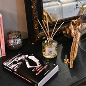📚🌷💨 🎁 Notre diffuseur "la vie" (fleur de poirier) en compagnie de "L’amour et autres mensonges", le roman dont tout le monde parle ! 😍 Celui de notre créatrice @laetitialabrunedeluca… ❤️ Une belle idée cadeau pour la fête des mères ! 
-
-
Le diffuseur est en vente sur le site 📌 www.loveinstremy.com
-
-
Photos : @thierryteisseire 
-
#pourlafetedesmeres #romandamour #parfumdinterieur #premierroman #laetitiadeluca #lamouretautresmensonges #transmission #robertlaffonteditions #robertlaffont #loveinstremy #senteursdelicates #homesweethome #frenchauthor #frenchcreator #madeinfrance #savoirfairefrancais