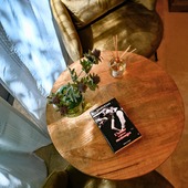 Quand un shooting 📷✨s’improvise chez @restaurantpauletteeygalieres, c’est la Provence elle-même qui chuchote à l’objectif : douceur des instants, vérité des matières, jeux d'ombres et de lumières. 

Chaque chambre y dévoile son parfum, signé @loveinstremy : figue savoureuse pour l’une, la vie , la bohème pour les autres… Et partout, l’Amour de la Provence flotte dans l’air, discret, fidèle, enivrant. 🌾🌙

Merci 🙏 à Laetitia et Nicolas de nous avoir ouvert les portes de ce lieu inspiré, bercé de charme.
-
-
Photographe :  @thierryteisseire 
-
#chambresdhotes #eygalieres #chezpaulette #pauletterestaurant #pauletteeygalieres #homesweethome #senteursdelicates #fragrances #madeinprovence #lesalpilles #cesttropbeau #mercilavie #figuesavoureuse #provencevibes #authenticplaces #charmedelaprovence #loveinstremy #parfumsdinterieurs