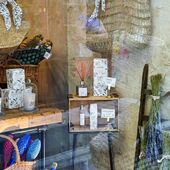 Vitrine d'un jour 🌾✨ @elsalenthal x @loveinstremy. Créations parfumées & paniers tressés.

Notre boutique est ouverte tous les jours jusqu'en octobre ! 🌿 A bientôt !
-
-
-

Photo @capsule_branding
-
#vitrine #frenchshop #boutique #saintremydeprovence #madeinfrance #madeinprovence #lavandebio #parfumsdegrasse #fragrances #senteurs #lesud #elsalenthal #fuseauxdelavandes #loveinstremy #bougies #diffuseurs #relax #homesweethome