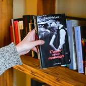 L’automne nous invite à la lecture 📚🍂❤️ C'est la saison parfaite pour se perdre dans de belles histoires...

On ouvre aujourd'hui 💫 L'Amour et autres mensonges de @laetitialabrunedeluca paru chez @robert_laffont. Un premier roman singulier, à lire et à relire !

Et vous ? Quelle est votre lecture du moment ?.
-
-
-
-
Photo @thierryteisseire
-
#roman #automneenprovence #lamouretautresmensonges #laetitiadeluca #robertlaffont #litteraturefrançaise #parlezmoidamour #stremydeprovence #bookaddict #lirepourleplaisir