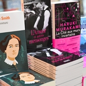 Vous pourrez l’emmener partout avec vous ! 
L’Amour et autres mensonges existe désormais en format POCKET.
Même histoire. Même addiction.
Format mini.
Disponible dans toutes les bonnes librairies. ⚡📚
-
-
Crédits photos : @thierryteisseire
-
#roman #lamouretautresmensonges onges #laetitiadeluca #editionspocket #bookstagram