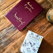 Quand même les bougies prennent l’accent du sud. 🌾🌞🐝
Pagnol murmure, la Provence écoute.
-
-
Les fragrances ✨ Love In St Rémy sont disponibles à St Rémy dans la jolie boutique @lescomptoirsdesalpilles et sur notre site internet www.loveinstremy.com.

✨ Livraison Colissimo en France et partout dans le monde (ou presque) & livraison à domicile dans les Alpilles offerte (≤15 km autour de St Rémy).
-
-
-
Photo : @thierryteisseire 
-
#loveinstremy #pauletteeygalieres #decorationinterieur
#provenceeternelle #labohème #lectureaddict #pagnol #ambiancesud #bougieparfumee #madeinprovence #maisondété #slowdecoration #chaleurdouce #parfumdinterieur #authenticite #espritprovençal #fragrances #eygalieres #scentedcandle #saveursenvoutantes