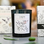 L'amour prend la pose à la boutique Love in St Rémy ! 📸😍 On adore cette photo de nos nouveaux flacons, et vous ?! 

New glass color for our scented candle l'amour ! 📸😍 We love this pic and you ?
-
-
Photo : @thierryteisseire 

#scentedcandle #orangeblossom #jasminecandle #lamour #lavie #laboheme #saintremydeprovence #inspire #provencestyle #scentsofprovence #lesalpilles #natureprovencale #parfums #fragrances #fleurdoranger #jasmin #madeinprovence #madeinfrance #inkart #cirenaturelle #naturalwax