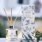 La Vie en diffuseur de parfum ; Une ode à la délicatesse… 🌾🍐🌸La fleur de poirier en tête, des vergers en fleurs en toile de fond, et cette sensation douce qui s’installe dans l’air. 

À offrir, à s’offrir (sans raison particulière).

✨ Disponible sur le shop.
-
-
Crédits photos : @thierryteisseire 
-
#lavie #loveinstremy #homefragrance #Frenchbrand #madeinfrance #Provence #Cadeauidéal #SlowLiving