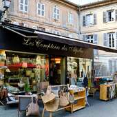 ✨ @lescomptoirsdesalpilles c’est LA boutique incontournable nichée sur la jolie place de l’Hôtel de Ville à Saint-Rémy-de-Provence, où l’art de vivre se savoure à chaque recoin…

💛 C’est avec un immense plaisir que Love In St Rémy a posé ses valises (pleines de jolies choses, bien sûr) dans ce concept store pas comme les autres, véritable cocon d’inspirations.

🧺 Ici, le linge de maison se fait doux et raffiné, la vaisselle flirte avec l’art de la table, et les objets déco racontent des histoires de charme et de caractère. Une invitation à chiner, rêver, créer son univers… et pourquoi pas repartir avec un petit bout de Provence sous le bras !

📍 Venez découvrir, flâner, et vous laisser séduire par l’univers délicatement sélectionné de ce lieu unique. Love In St Rémy y a trouvé son écrin… Et vous ?
-
-
-
📷 @thierryteisseire - CM : @capsule_agence
-
#lescomptoirsdesalpilles #conceptstore #jolieboutique #saintremydeprovence #loveinstremy #lesalpilles #alpilleslovers #madeinprovence #fabricationfrançaise #bougiesparfumees #senteurs #fragrances #lingedemaison #artsdelatable #decohome