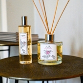 L’amour et la vie en teintes dorées, comme un automne qui chuchote à la fenêtre. Un parfum discret, une douceur qui s’attarde — et tout devient plus tendre. 🍂💨
-
Disponibles sur notre e-shop ❤ www.loveinstremy.com
-
Crédit photos : @thierryteisseire 
-
#loveinstremy #parfumdelautomne #fragrancesfrançaises #madeinfrance #douceurcuivrée #automneenchanté #parfumdepoésie #ambianceautumnale #lumièredorée #artdevivrefrançais #instafragrance #viedouce #amourenbrume #parfumdelamaison #momentprécieux #automnefrançais #notebooks #diffuseurdeparfum #vaporisateurdeparfum