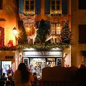 On n’a pas su résister🎄💫 : il fallait bien vous offrir notre very best of de la Fête des Lumières de Saint-Rémy.
Samedi, 18h, la ville brillait de mille éclats et nous étions nombreux à nous laisser bercer par la magie de Noël…

On a même entendu : “inutile d’aller à Colmar !”
La Provence enchante et sait faire chavirer les cœurs… même les plus raisonnables.

Merci à tous les commerçants, et bravo @fiston.saintremy . ✨
-
Crédits photos 📷  @thierryteisseire 
-
-
-
-
#saintremydeprovence #fetedeslumières #noël2025 #lesalpilles #wintertraditions #loveinstremy #thierryteisseire #goodmemories #lesalpilles #alpilleslovers #winterinprovence #christmasiscoming