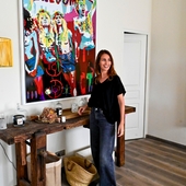 Laetitia de Luca, romancière et créatrice de bougies. ✨
Entre l’écriture et la lumière, elle cultive un art de vivre fait de douceur, de curiosité et de liberté tranquille.
Un mot, une flamme… et le monde devient un peu plus lumineux. ✨
-
-
Crédit photo : @thierryteisseire avec @laetitialabrunedeluca 
-
-
#laetitiadeluca #ecrireetcreer #simplicite #doucelumiere #creatrice #romanciere #loveinstremy #saintremydeprovence #sourirealavie #freedom #womanatwork #inspiration #bougiesparfumees #scentedcandles #fragrances #provence #douceur