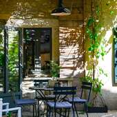 Des façades comme on les aime ❤️🌿 Celles qui racontent des souvenirs d'été à l'ombre de la treille. Bienvenue chez @restaurantpauletteeygalieres et surtout bonne semaine en Provence.

Photo 📷 @thierryteisseire 

#façade #eygalieres #provencelife #alpilleslovers #desfacadescommeonlesaime