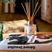 La vie chez Paulette. ❤️☀️ Un geste, et l’air devient poésie. Un soupir, et c’est toute la délicatesse de la Provence qui entre dans la pièce.
 (@restaurantpauletteeygalieres & chambres dhôtes). 
-
Les fragrances ✨ Love In St Rémy sont disponibles à St Rémy dans la jolie boutique @lescomptoirsdesalpilles et sur notre site internet www.loveinstremy.com.
-
-
Photos : @thierryteisseire 
-
#loveinstremy #pauletteeygalieres #decorationinterieur #gerardrouillet #drouillet 
#provenceeternelle #lavie #livredart #diffuseurdeparfum #bougieparfumee #madeinprovence #summerinprovence #slowdecoration #homesweethome #parfumdinterieur #scents #provence #fragrances #eygalieres #fleurdepoirier