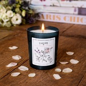 🌸 Parce que chaque moment mérite une touche de poésie. 

L’Amour, fleur d’oranger & jasmin.
48h de combustion pour prolonger la douceur.
Mèche en coton, sans plomb ni étain.
Cire naturelle.
Fabriquée à Grasse, berceau du parfum.

Une flamme, un souffle, et la maison devient refuge. ✨

A retrouver sur le shop : www.loveinstremy.com
-
-
Crédit photo : @thierryteisseire
-
-
#bougieparfumée #madeinfrance #homefragrance #fleurdoranger #fragrance