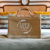Sac en toile de jute super trendy. 🧡💛 En stock, une exclusivité de la boutique @loveinstremy.

Super trendy burlap bag. 🧡💛 In stock, an in-store exclusive.
-
📸 Photo @thierryteisseire au @le_petit_hotelprovence.

#newcollection #naturalproduct #solidaire #commerceequitable #toiledejute #loveinstremy #marketbag #saintrémydeprovence